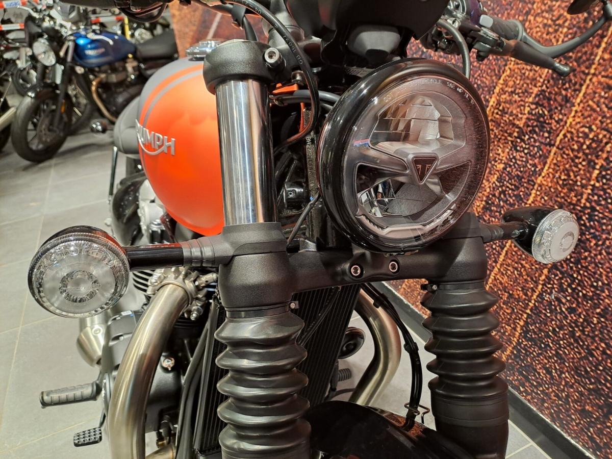 Triumph Bonneville Bobber - Image 23