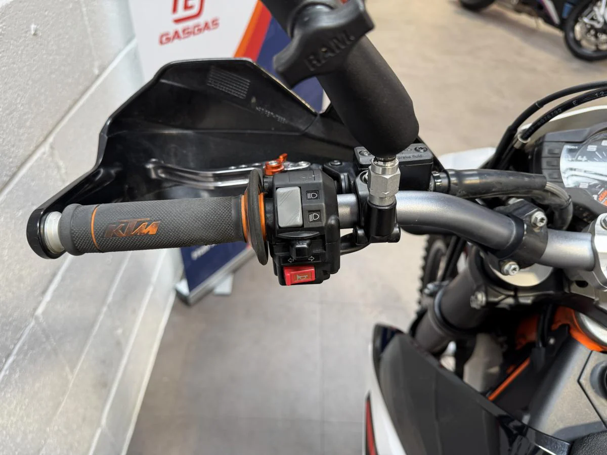 KTM 690 Enduro R - Image 25