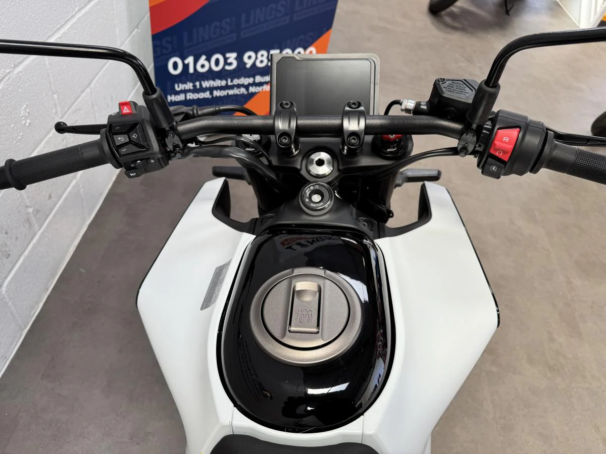 Husqvarna Vitpilen 401 - Image 24