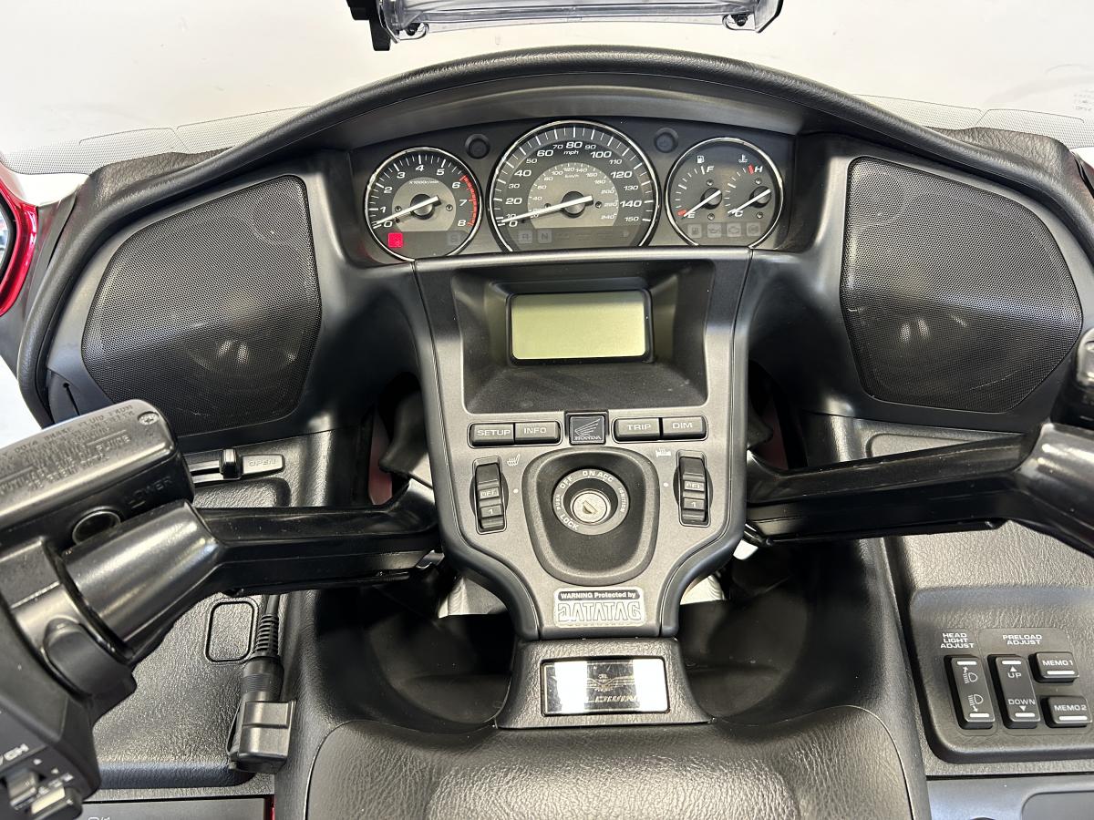 Honda GL1800 Gold Wing Deluxe - Image 18