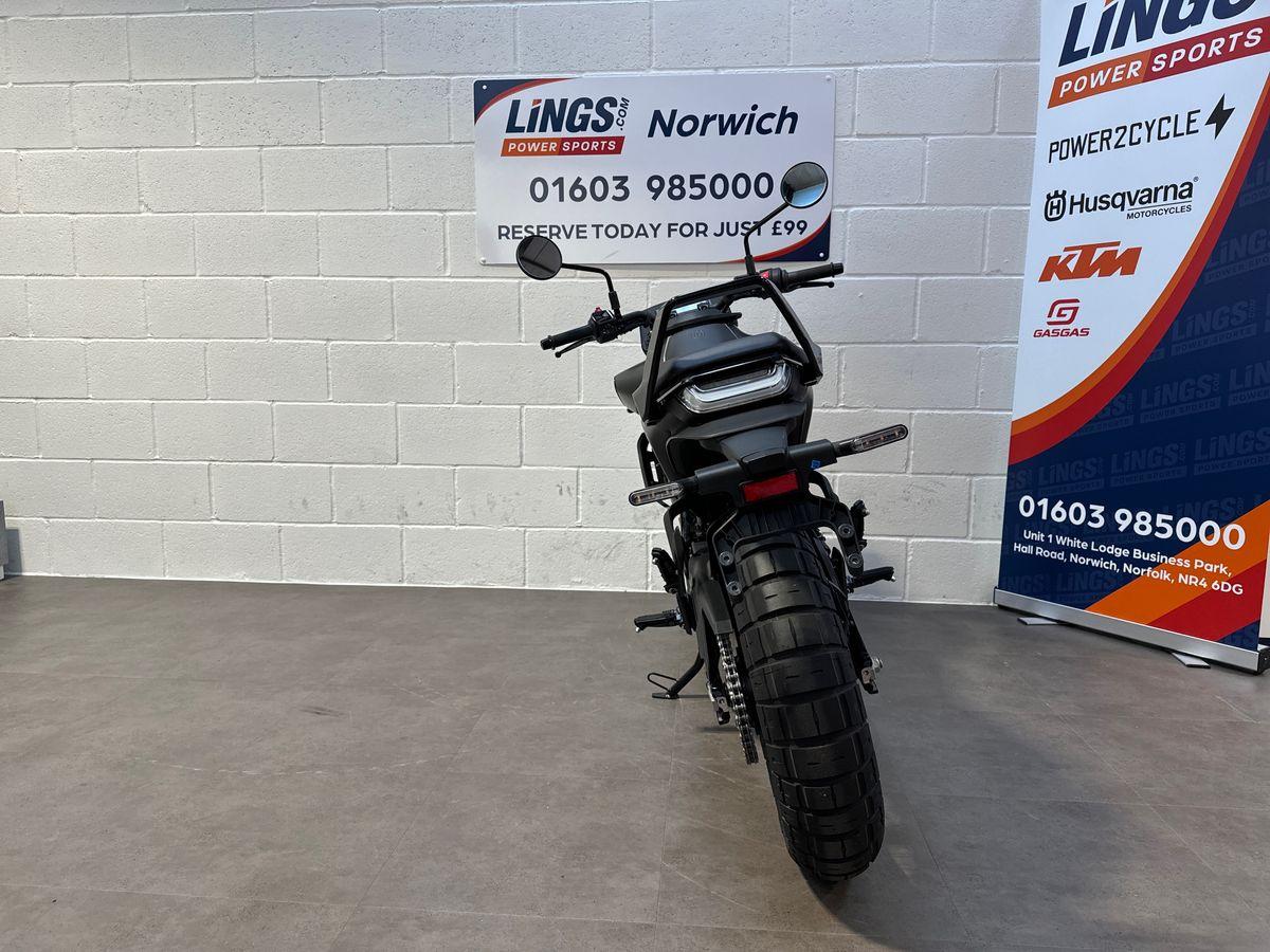 Husqvarna Svartpilen 401 2024 - Image 9