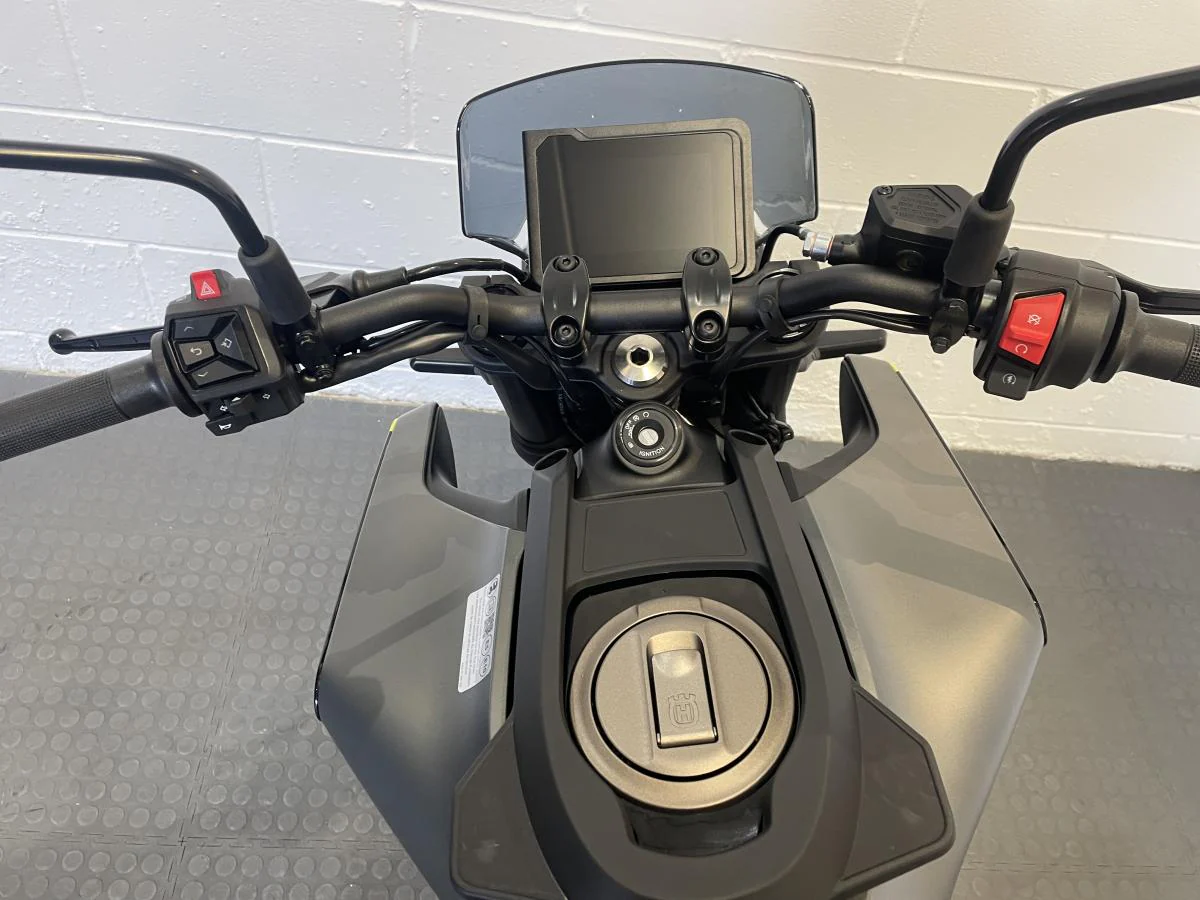 Husqvarna Svartpilen 401 2024 - Image 17