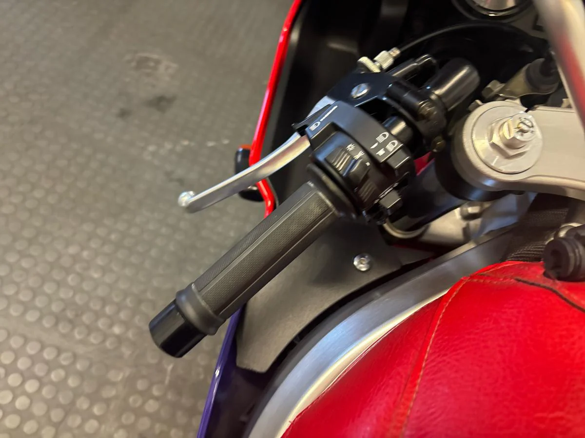 Honda CBR900RR Fireblade - Image 17