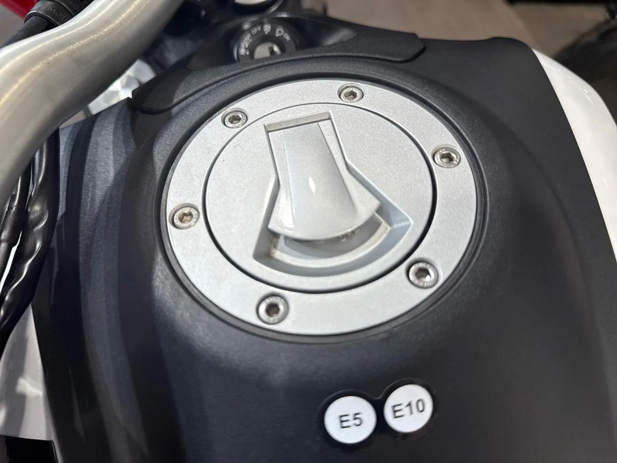 Moto Guzzi V85 TT Evocative - Image 27