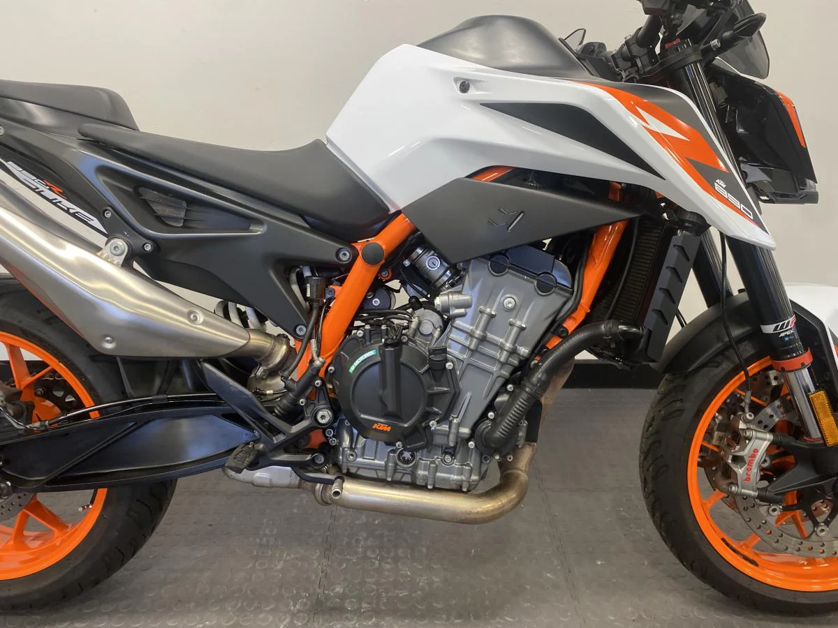 KTM 890 Duke R - Image 10