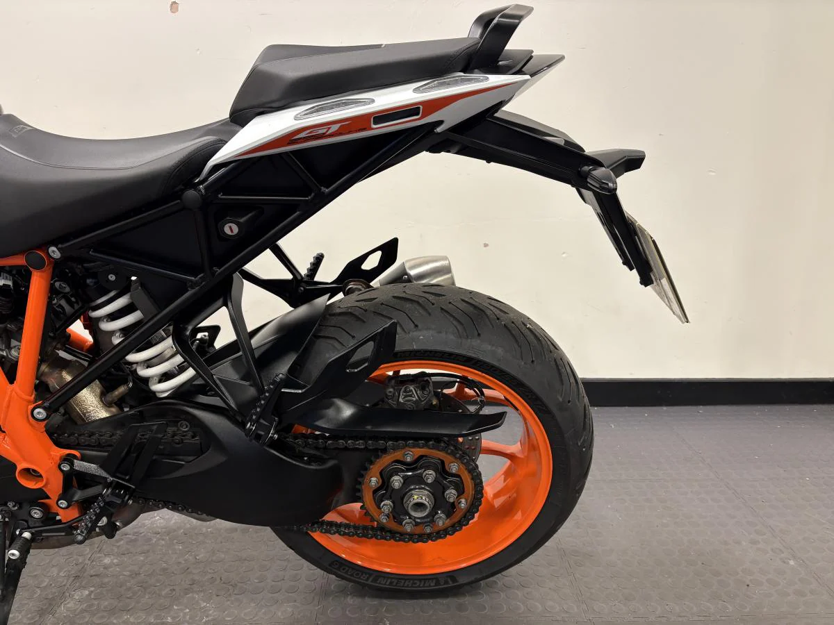 KTM 1290 SUPERDUKE GT - Image 11