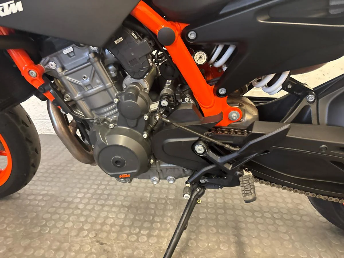 KTM 890 Duke R 2022 - Image 14